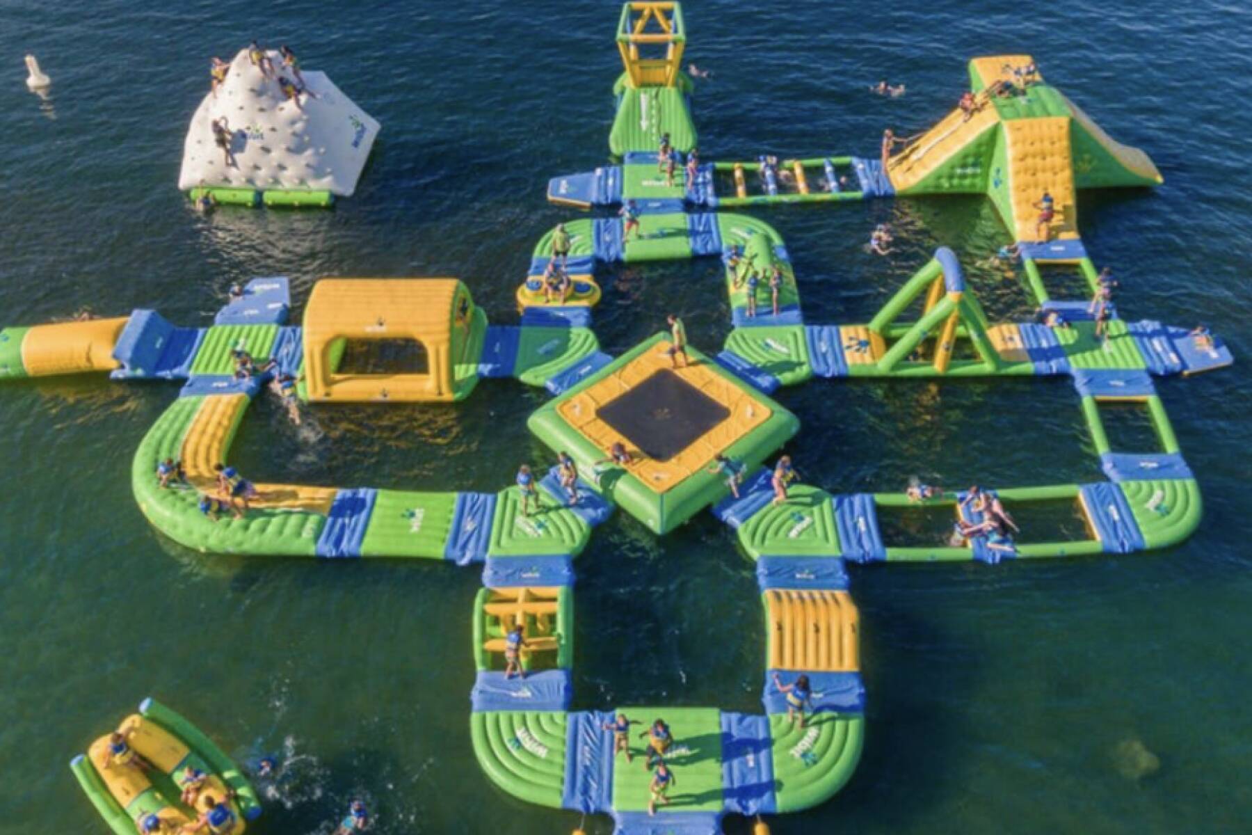 Brand New Luxury 3 Level Lake View House + Hot Tub