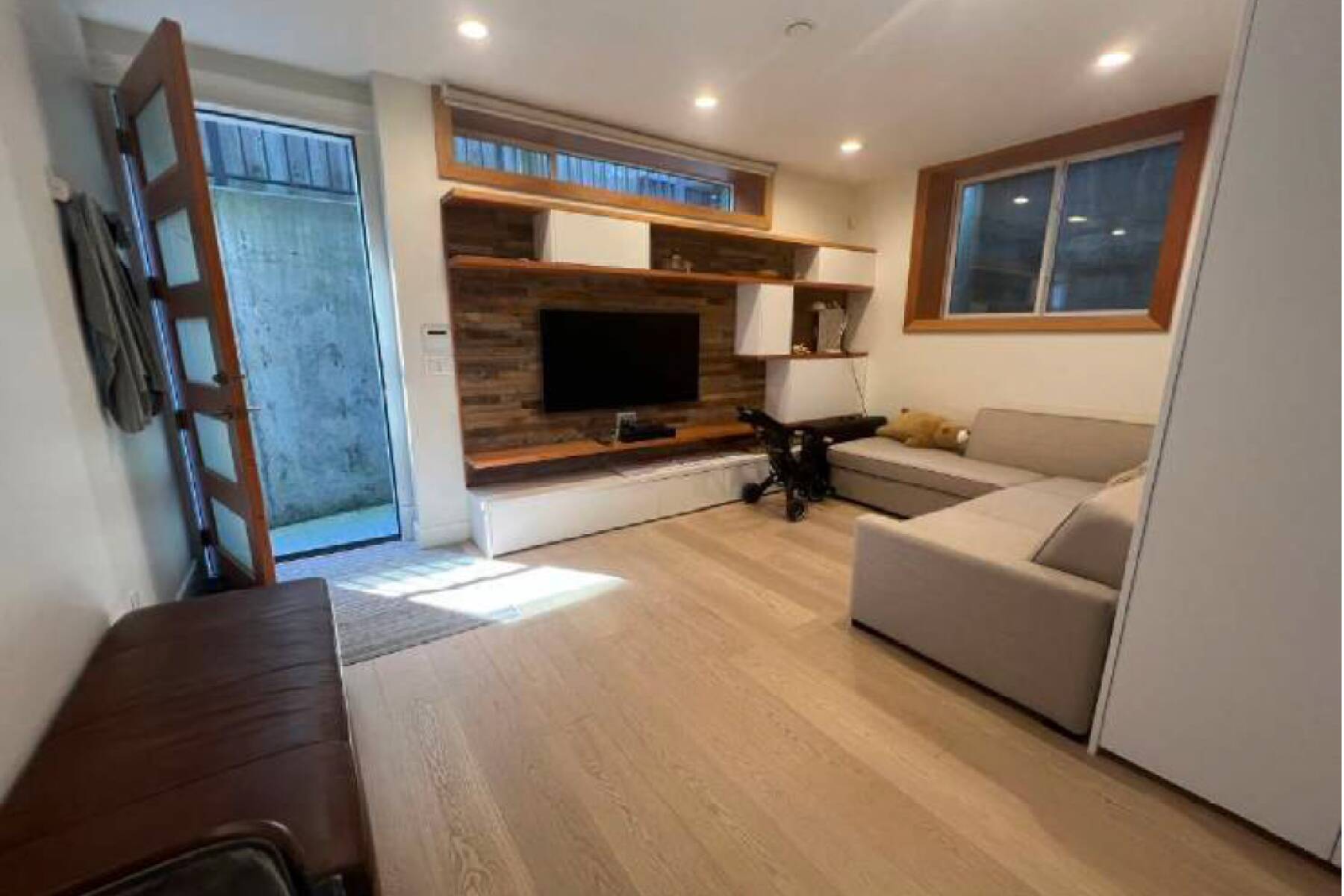 Modern Studio Steps from Lions Gate Hospital