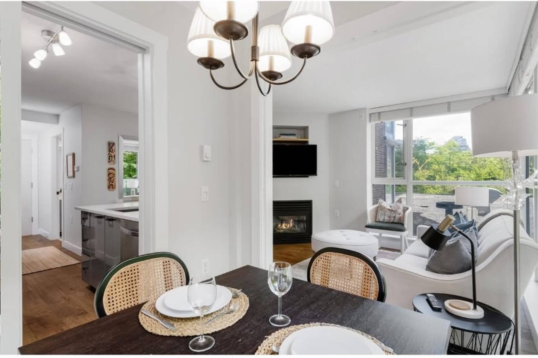 Downtown Vancouver Gem – Quiet Courtyard View