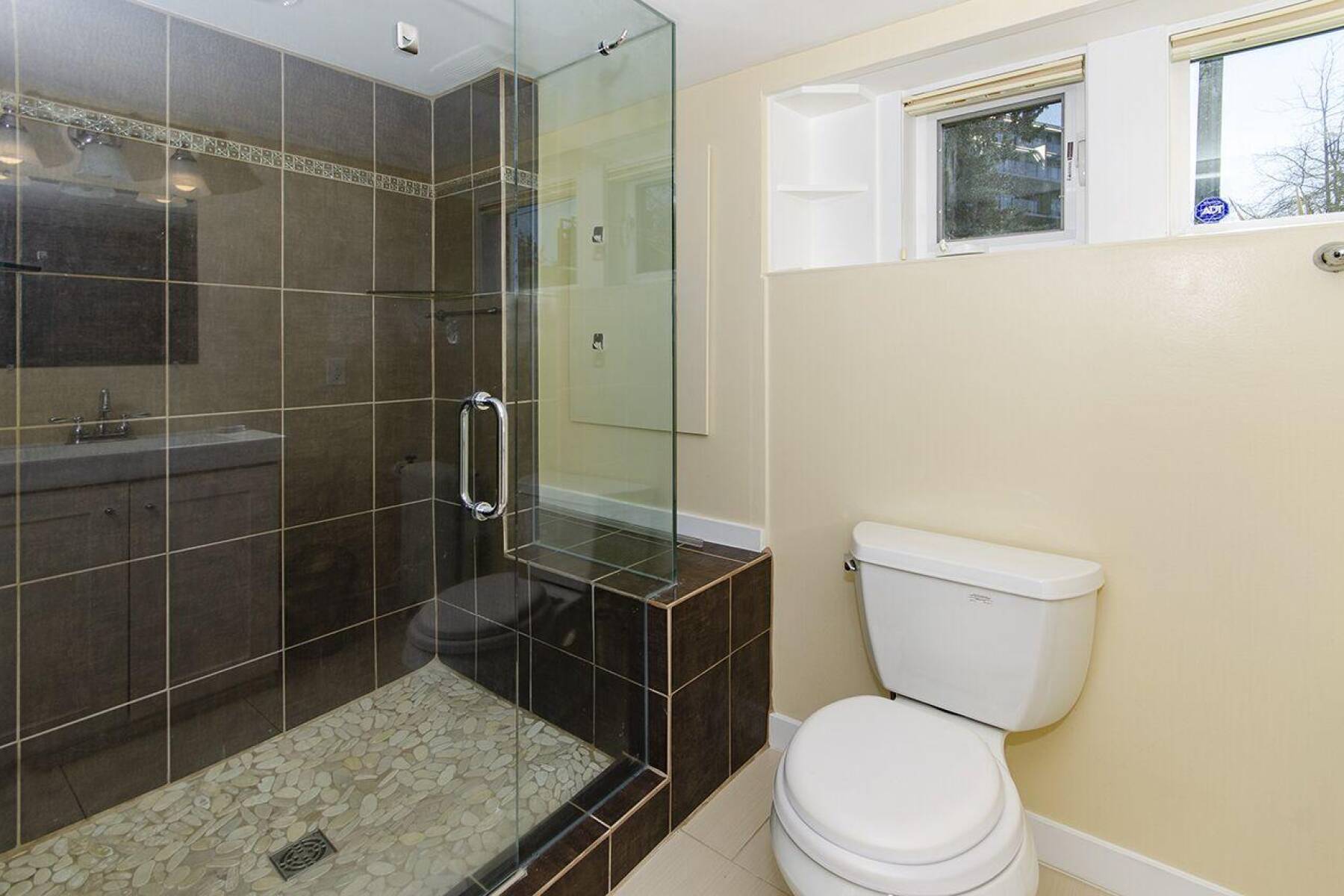 Location! Spacious suite near Dundarave and Waterfront