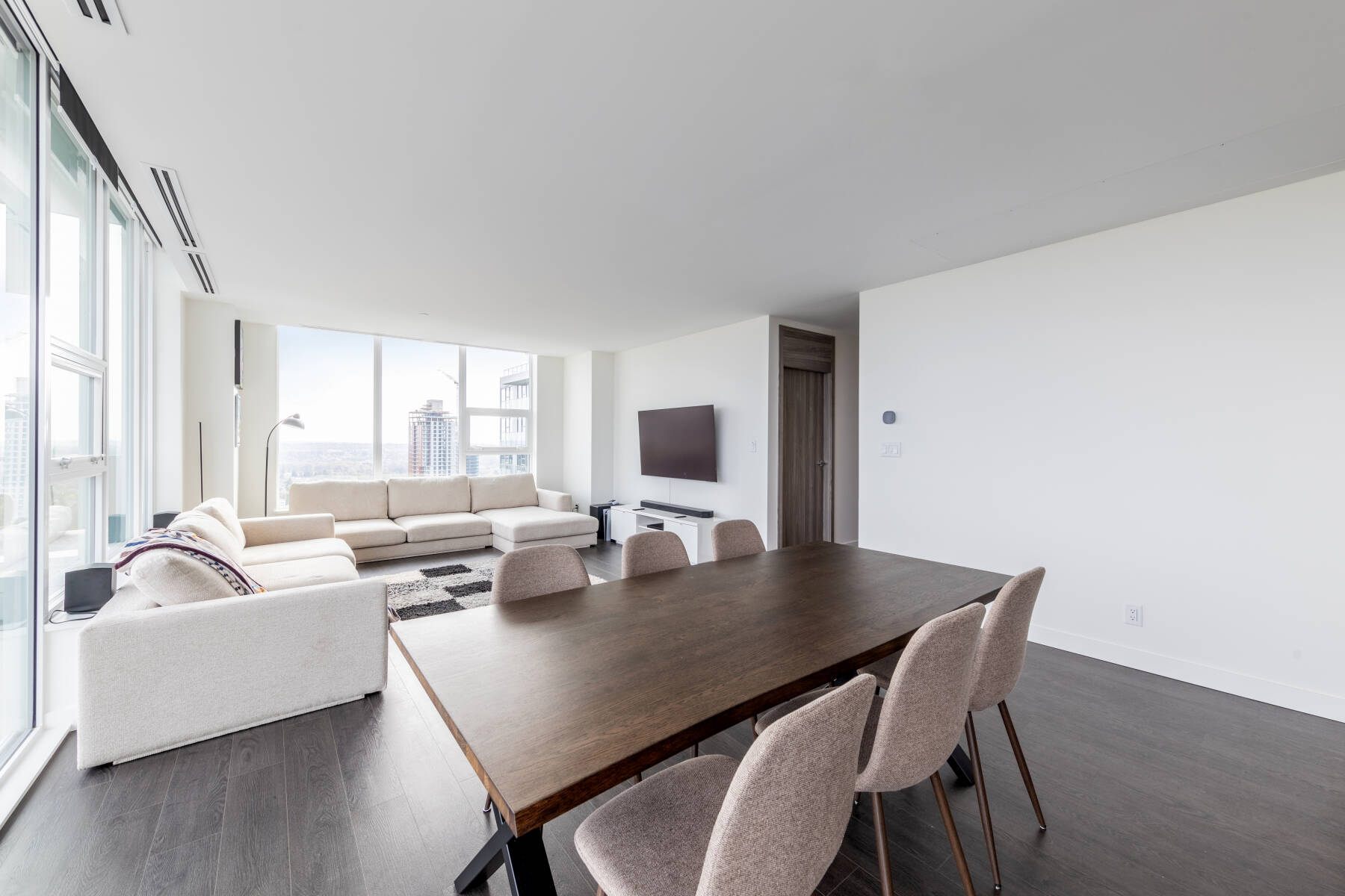 Modern Penthouse 3 Bedroom | Pool Hot Tub Gym