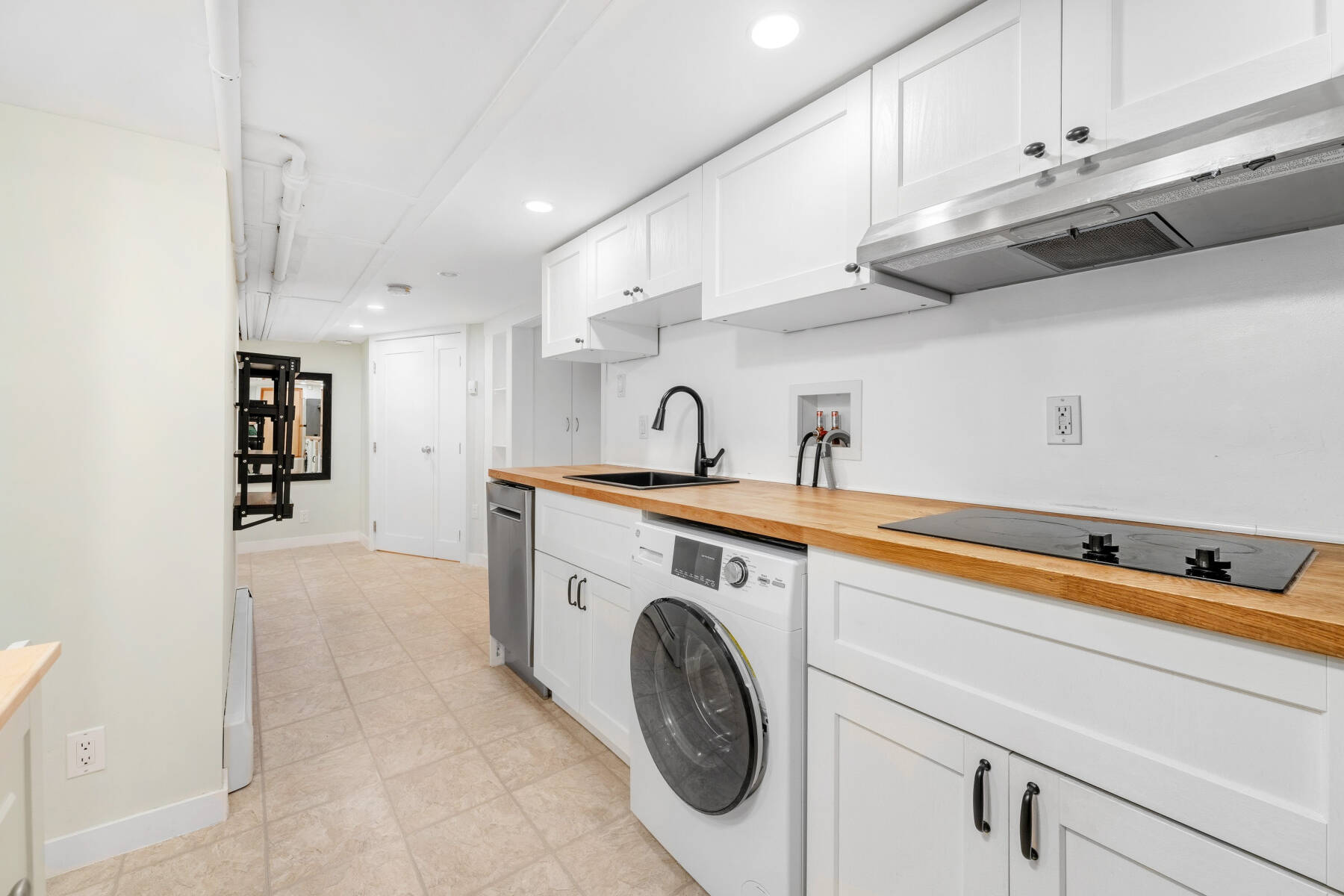 Location! Spacious suite near Dundarave and Waterfront