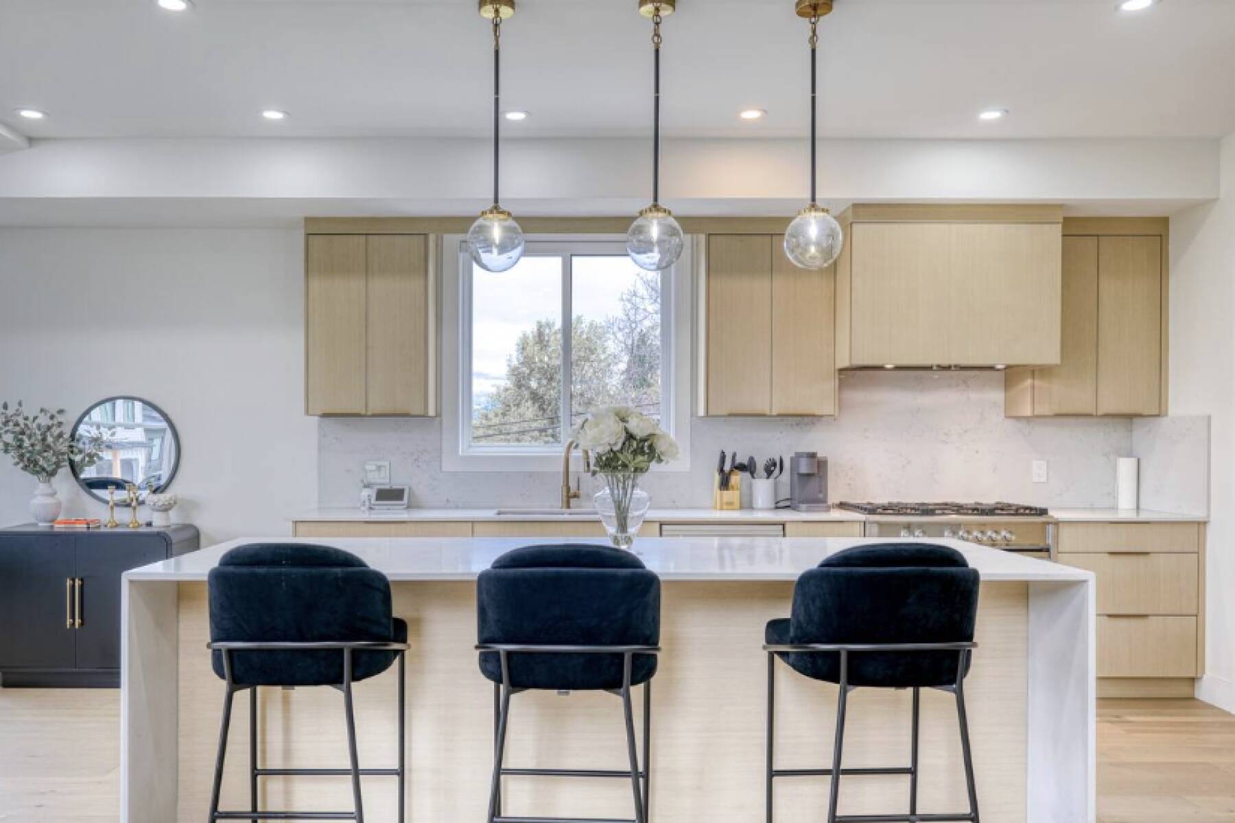 Brand New Luxury 3 Level Lake View House + Hot Tub