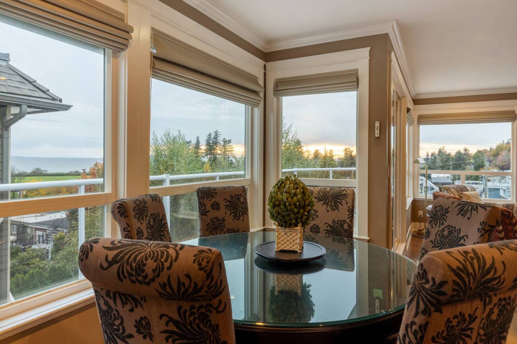 White Rock Beach House walking distance to beach