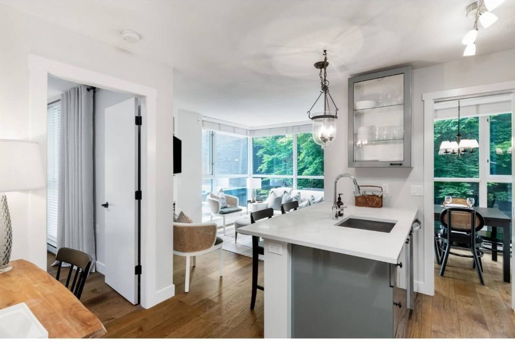 Downtown Vancouver Gem – Quiet Courtyard View