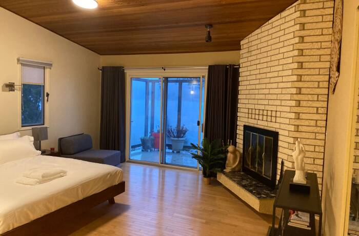 Upstairs primary bedroom