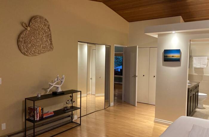 Upstairs primary bedroom