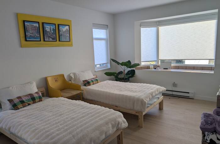 Bigger Bedroom - 2 Twin-size Beds