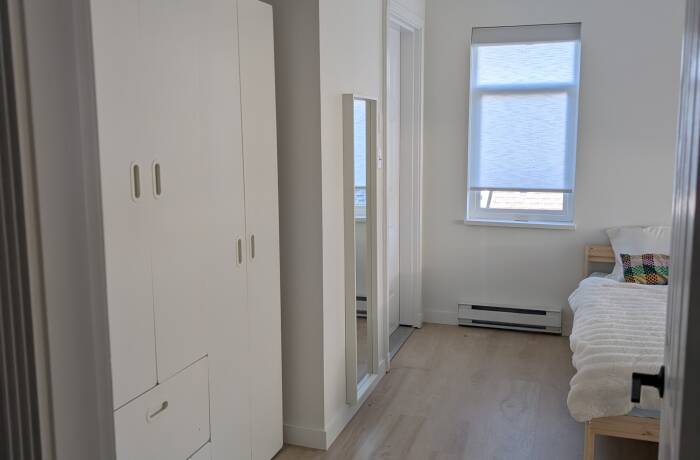 Bigger Bedroom - 2 Twin-size Beds