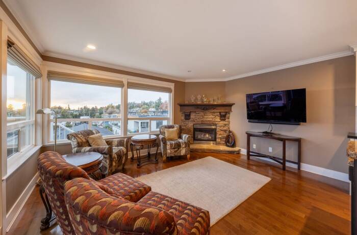 White Rock Beach House walking distance to beach