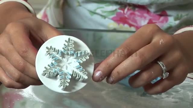 How To Decorate A Snowflake On A Cupcake