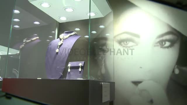 Elizabeth Taylor pearl sells for $11.84 million