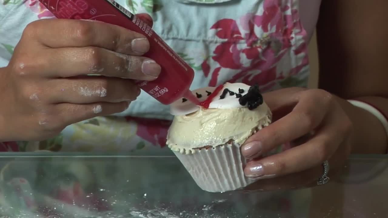 How To Decorate A Snowman On A Cupcake