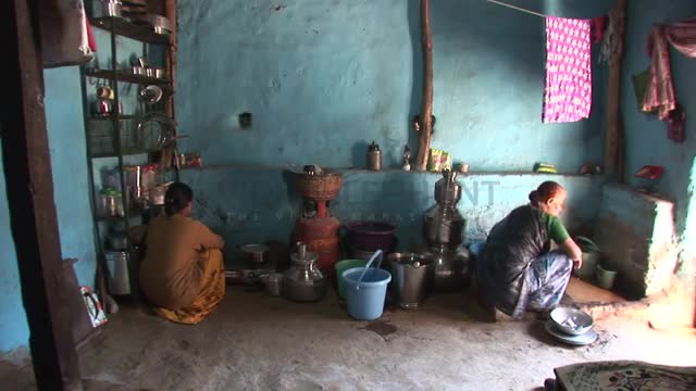 Indian newlyweds offered cash to delay having chil