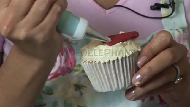 How To Decorate A Santa On A Cupcake