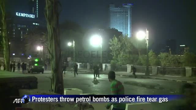 Protesters, police clash in Cairo
