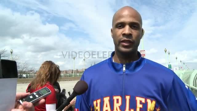 Harlem Globetrotter dribbles into US capital