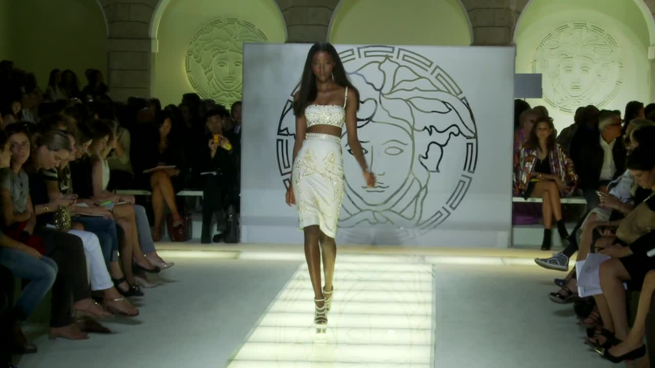 Versace's Fashion Show - Woman's Prêt-à-Porter Spr