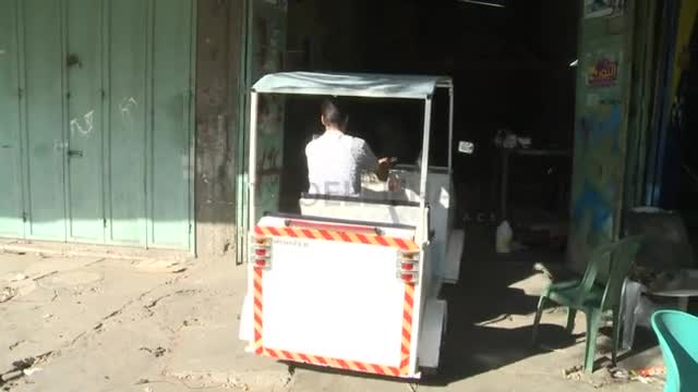 Palestinian taxi driver builds Gaza's first electr