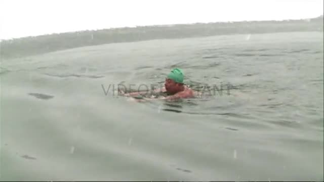 Eiskalt: Schwimmen im fast gefrorenen See