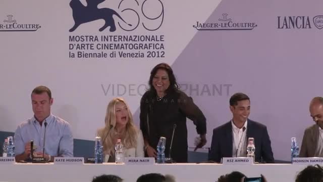 Venedig: Schone Frauen auf dem roten Teppich