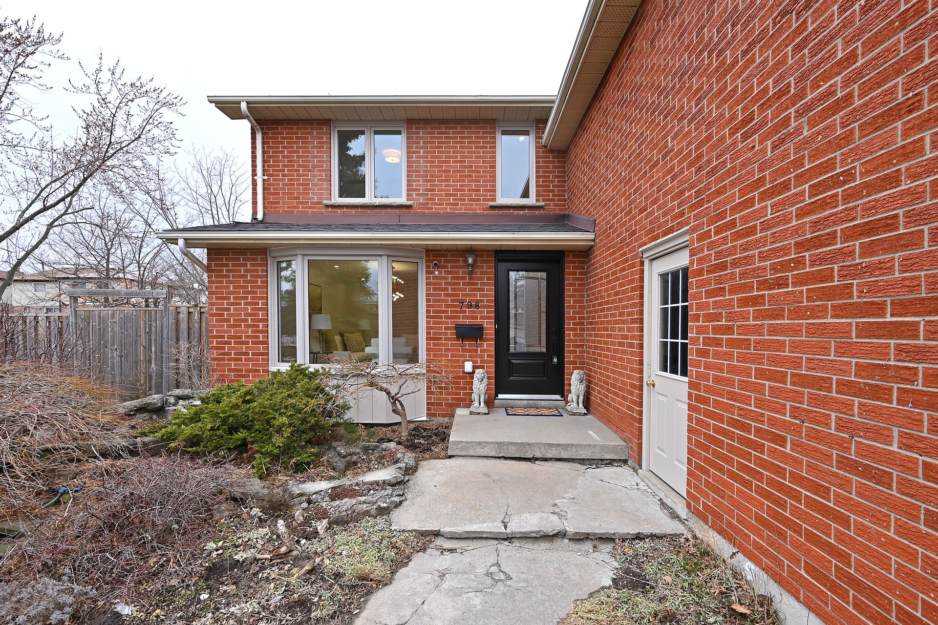 798 Willowbank Trail Mississauga, ON L4W 3M2 Real Estate Tour