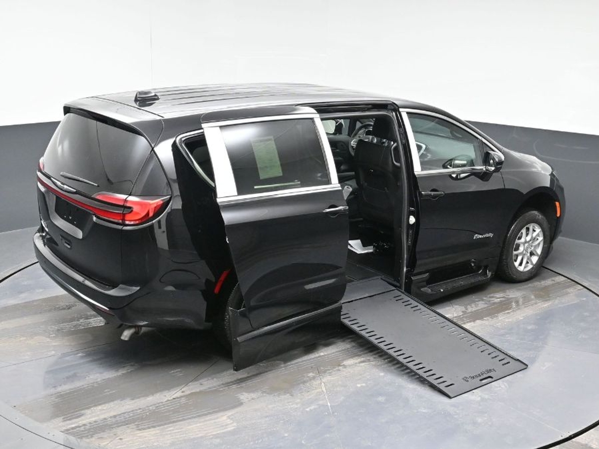 Black Chrysler Pacifica image number 25