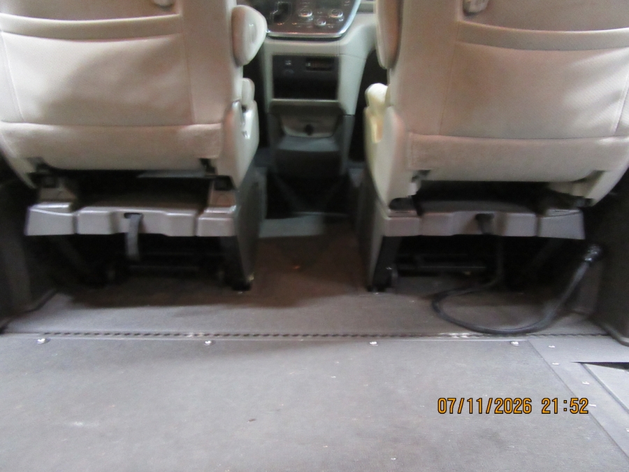 Brown Toyota Sienna image number 4