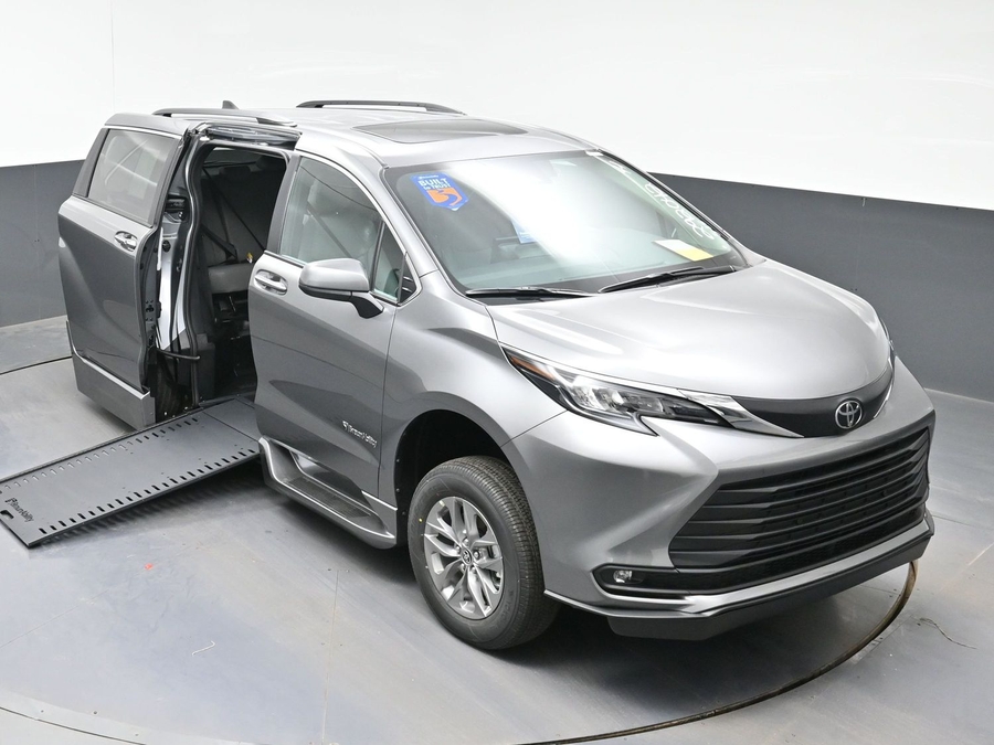 Grey Toyota Sienna image number 8