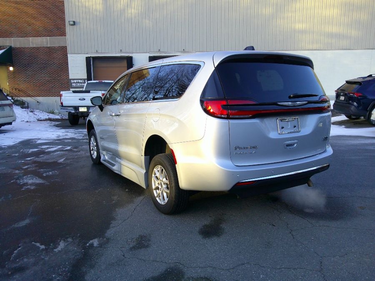 2024 CHRYSLER PACIFICA - Image 9