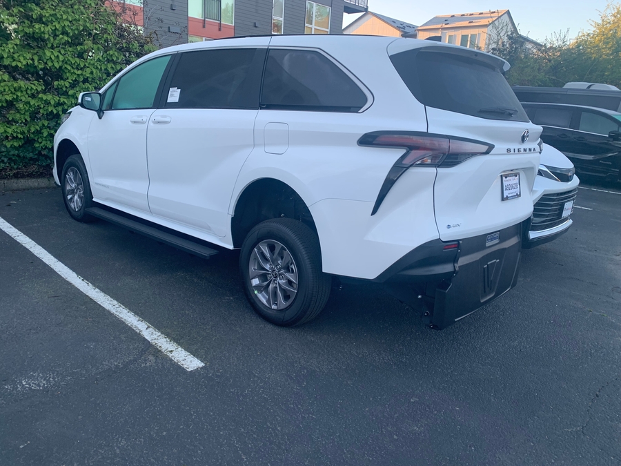 New 2026 Toyota Sienna Hybrid LE - Vantage Mobility Rear Entry Entry Fold Out Manual Ramp