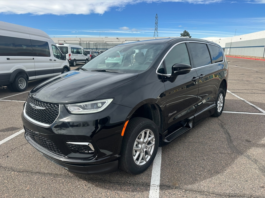 Black Chrysler Pacifica image number 2