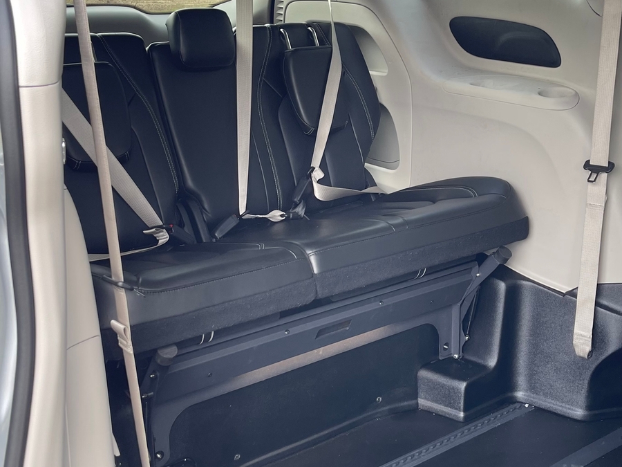 Silver Chrysler Pacifica image number 9