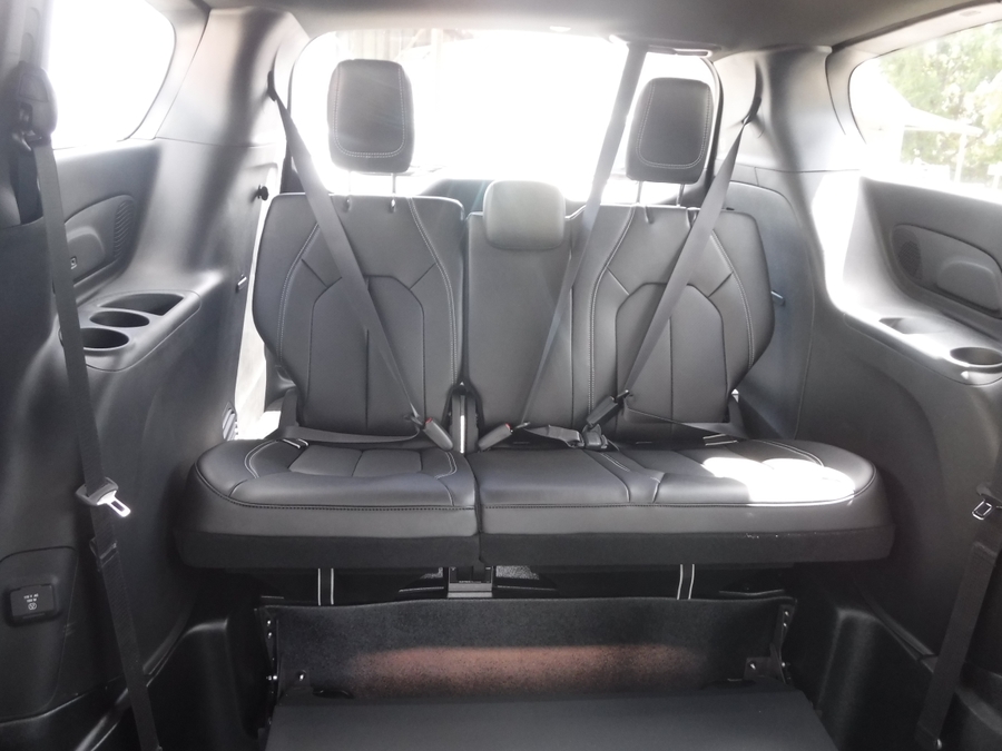 White Chrysler Pacifica image number 17
