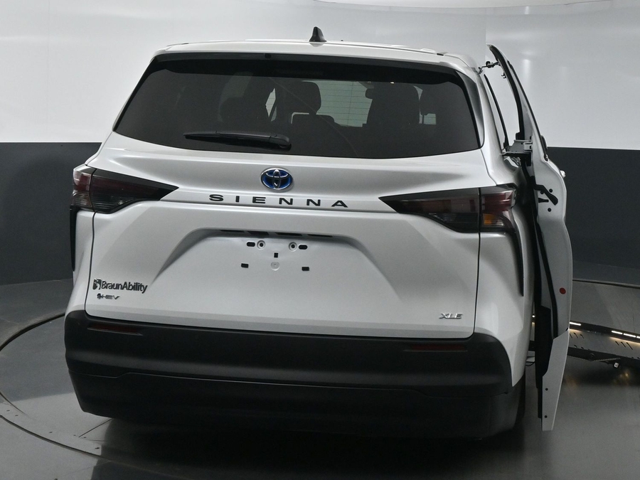 New 2025 Toyota Sienna Hybrid XLE Base - BraunAbility Side Entry Entry Fold Out Automatic Ramp
