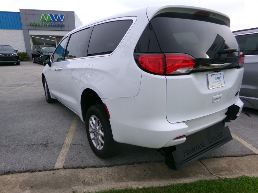 White Chrysler Voyager image number 25