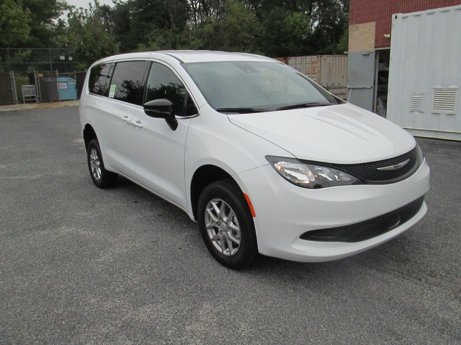 White Chrysler Pacifica image number 6