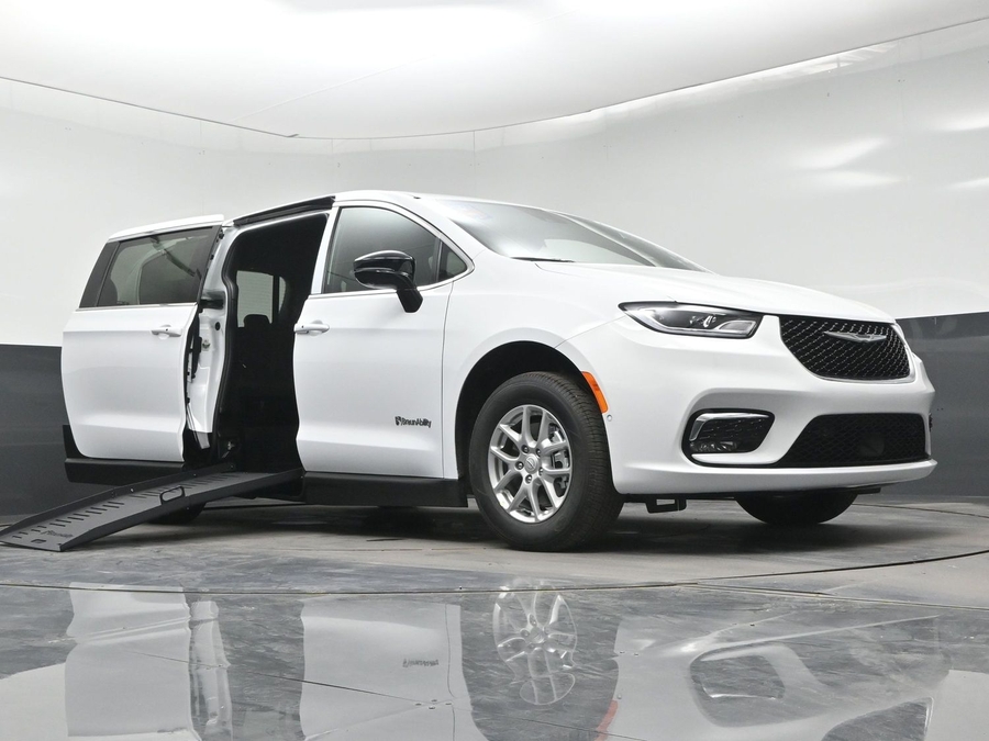 White Chrysler Pacifica image number 16