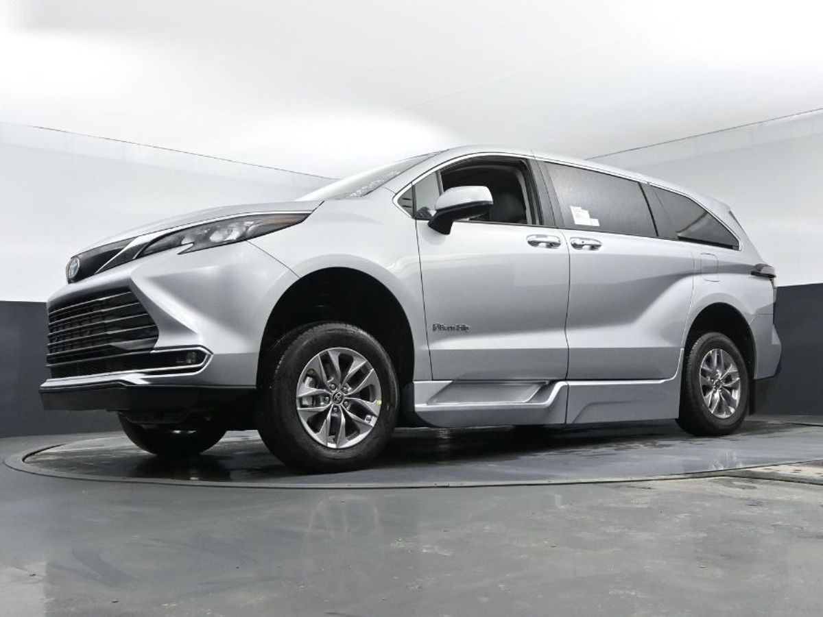 Silver Toyota Sienna image number 16