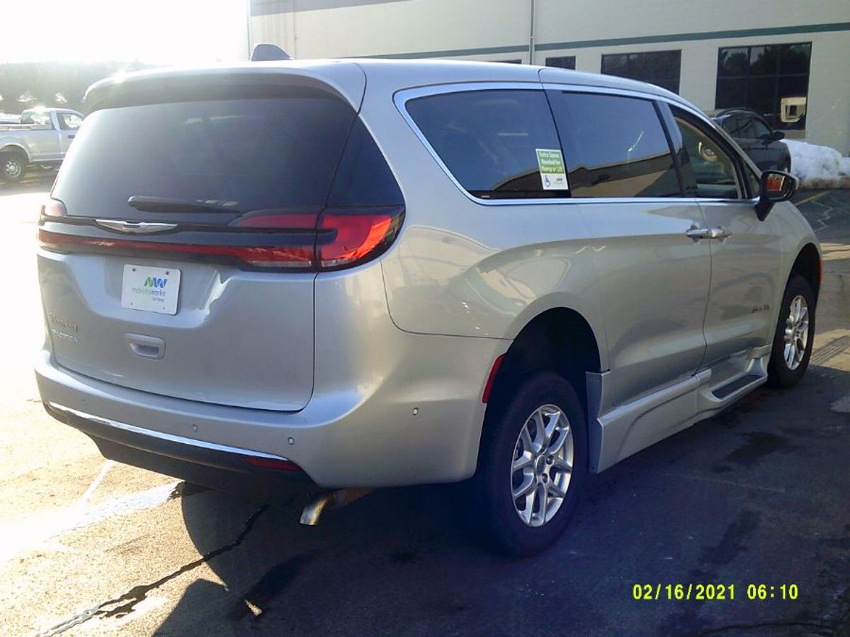 Silver Chrysler Pacifica image number 7