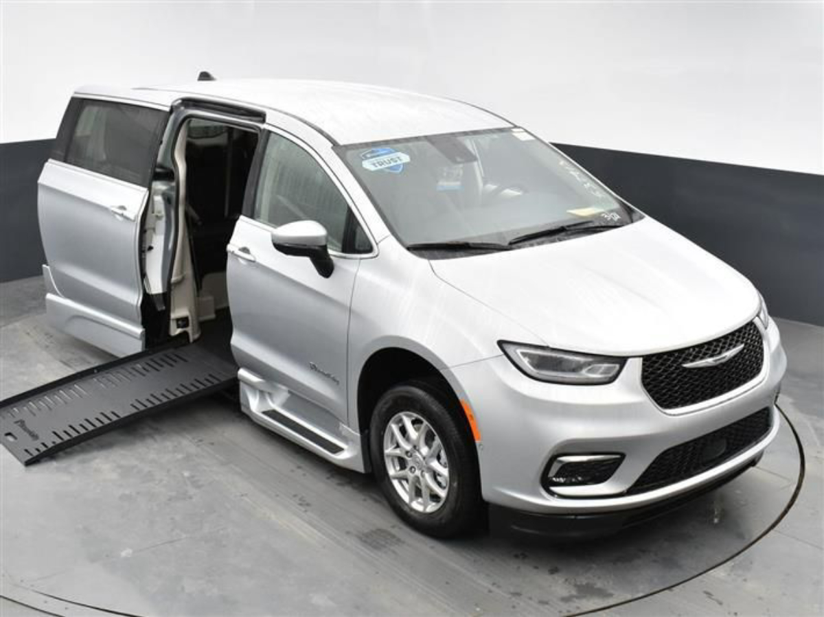 Silver Chrysler Pacifica image number 20