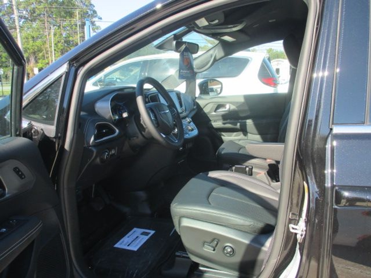 Black Chrysler Pacifica image number 8