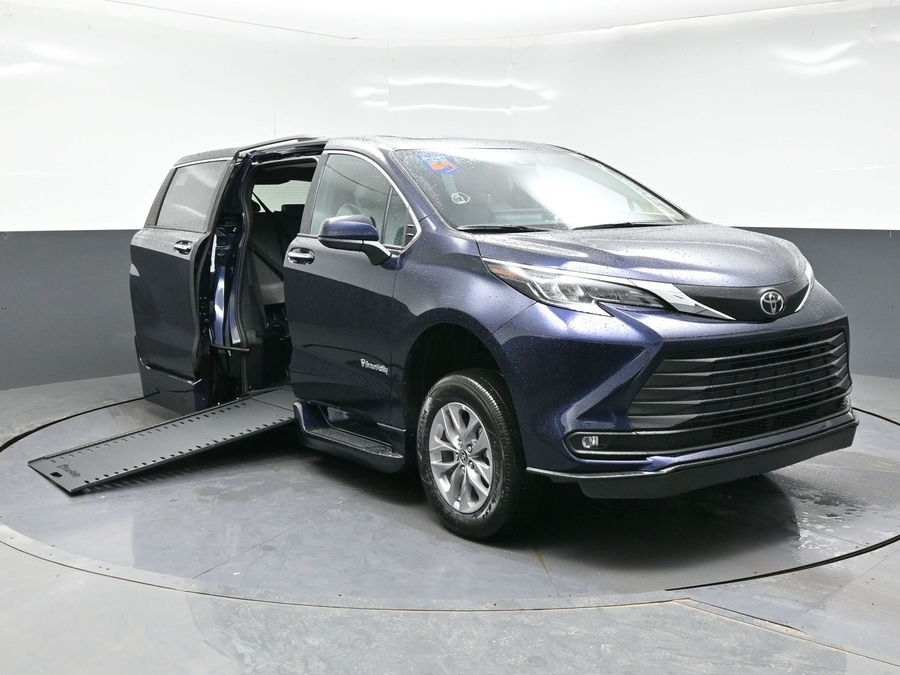 New 2026 Toyota Sienna Hybrid XLE Add - BraunAbility Side Entry Entry In Floor Automatic Ramp