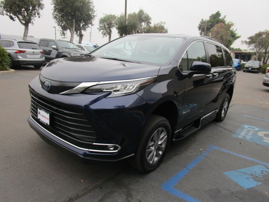 Used 2023 Toyota Sienna Hybrid XLE - BraunAbility Side Entry Entry Fold Out Automatic Ramp