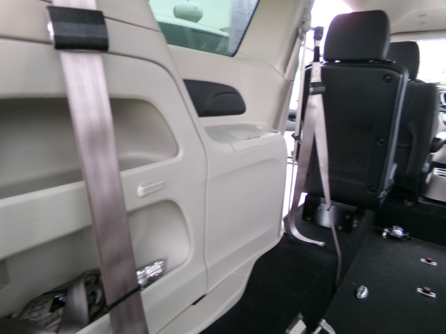 White Chrysler Voyager image number 17