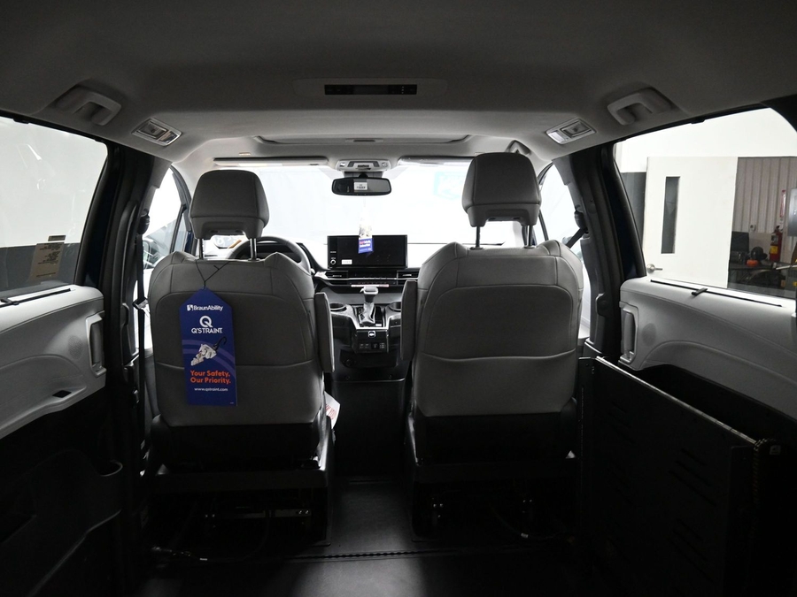 New 2026 Toyota Sienna Hybrid XLE Base - BraunAbility Side Entry Entry Fold Out Automatic Ramp