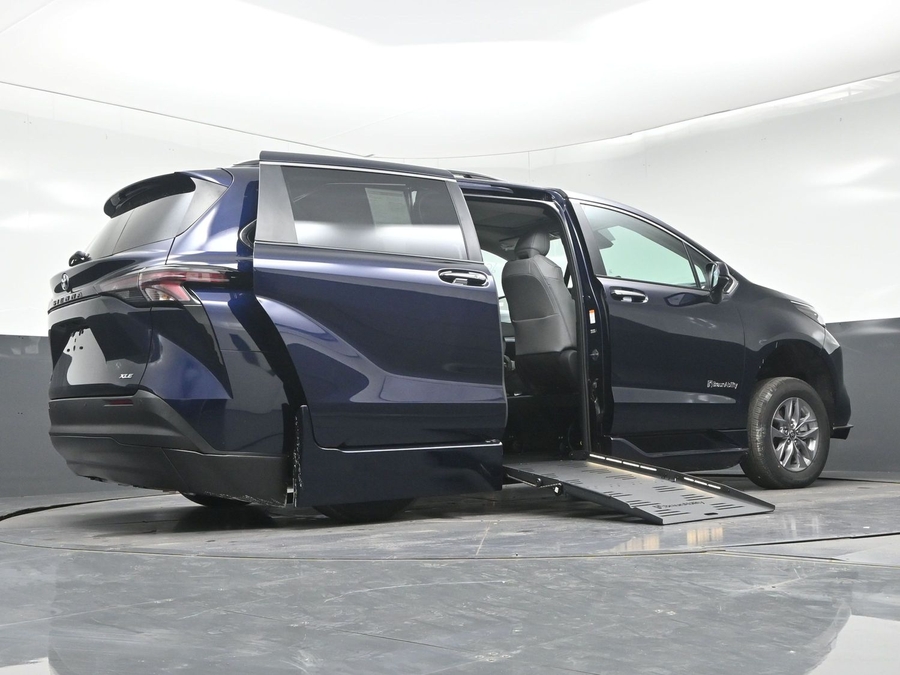 Blue Toyota Sienna image number 16