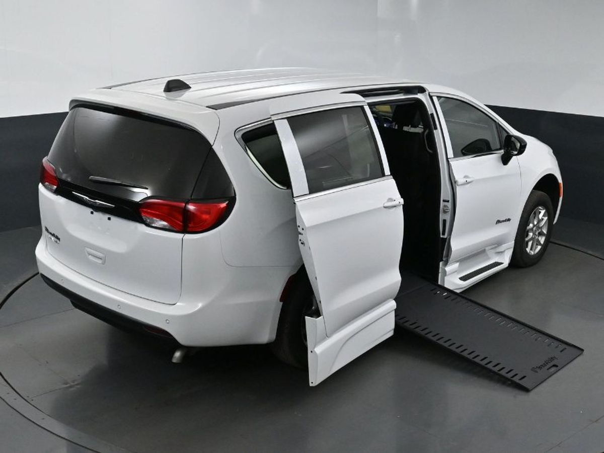 White Chrysler Voyager image number 24