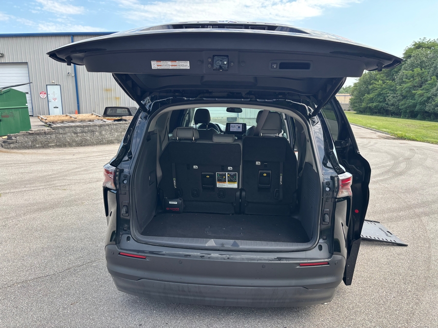 Used 2024 Toyota Sienna Hybrid XLE Plus - BraunAbility Side Entry In Floor Automatic Ramp