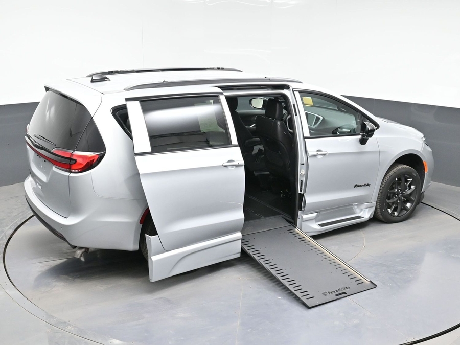 New 2026 Chrysler Pacifica Select Sport - BraunAbility Side Entry In Floor Automatic Ramp